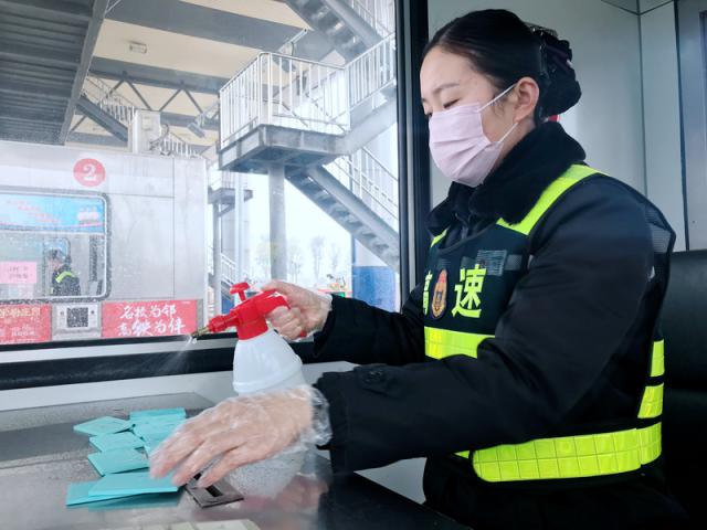 一線員工配備口罩、手套等防護(hù)用品堅(jiān)守崗位，同時(shí)做好辦公、生活區(qū)域及CPC卡的消毒。_調(diào)整大小.png