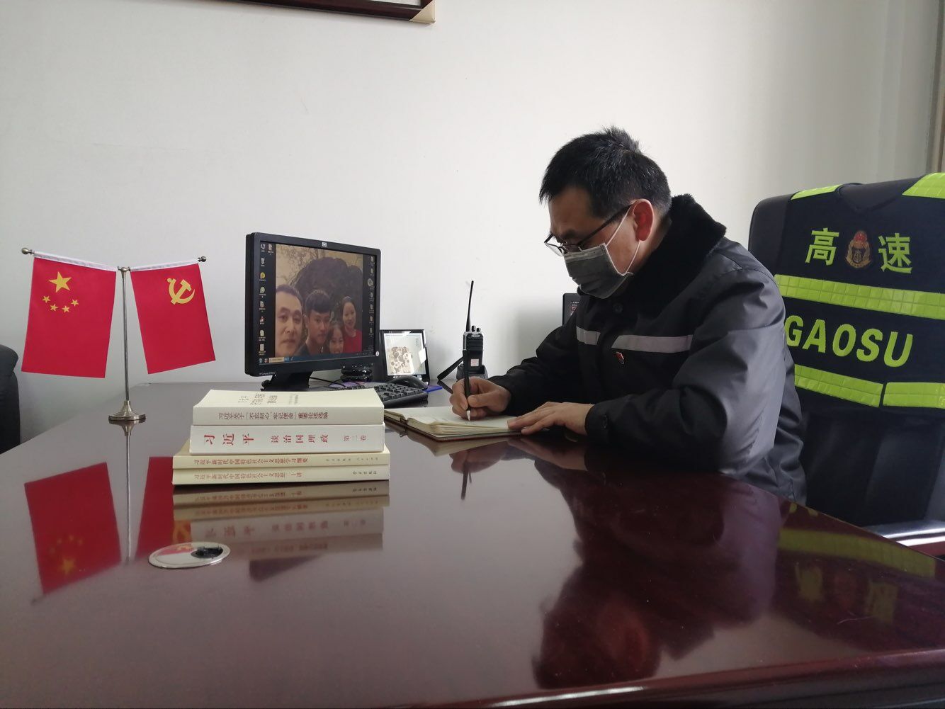 界阜蚌公司利辛東站青年團員積極做宣傳志愿者，在收費廣場發(fā)放“知艾防艾宣傳單”，營造良好的艾滋病防治社會環(huán)境。.jpg