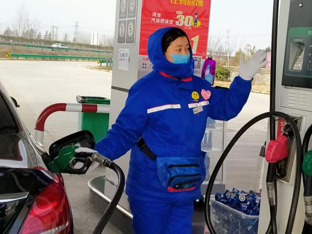 不忘初心，孕媽媽用愛服務(wù)不后退-鳳臺站高引引正在進行加油服務(wù).jpg
