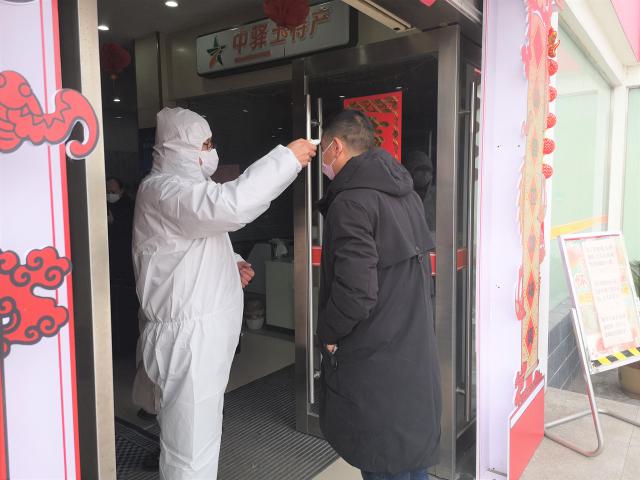 釜山服務(wù)區(qū)阮忠斌正在給旅客測(cè)量體溫.jpg