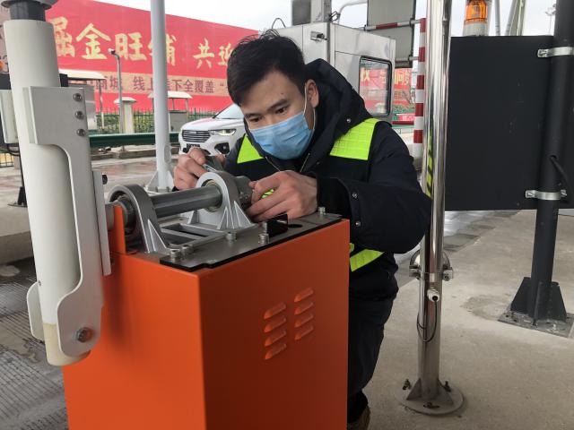 淮南站的青年團員方山山堅守一線當(dāng)好機電設(shè)備的醫(yī)生，保障機電設(shè)備健康運轉(zhuǎn)01.jpg