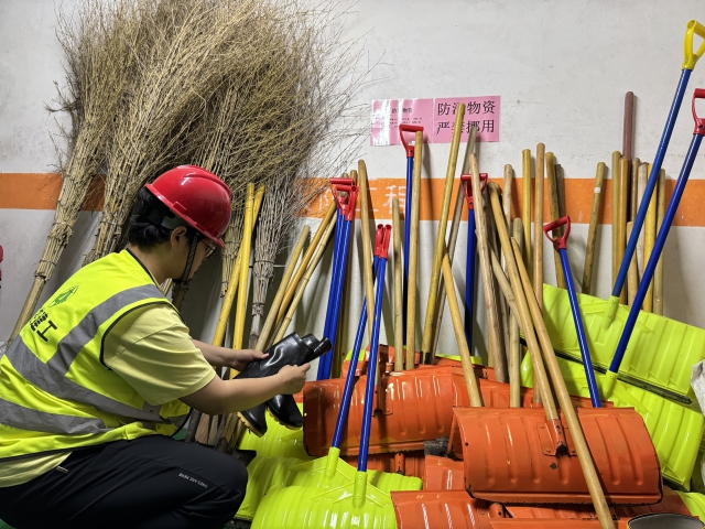 3樂業(yè)公寓改擴建項目安全員對防汛物資進行檢查盤點。.jpg