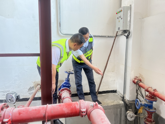 7宿州中心雙堆集站對站內(nèi)水電房，排水管道，邊溝等位置進行充分排查、清理和維護，未雨綢繆做好防汛工作。 (3).jpg