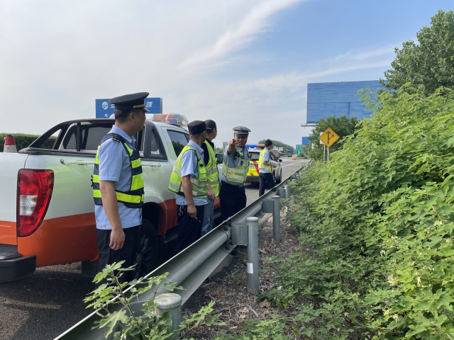 10蚌埠處永康保暢分中心聯(lián)合轄段高速交警、路政開展一路三方汛期安全隱患檢查。.jpg