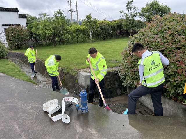 20黃山中心黟縣收費站未雨綢繆，組織開展站點防汛搶險應急演練.JPG