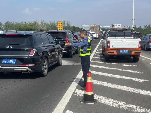 6月10日，淮南分中心工作人員疏導(dǎo)返程車輛.jpg