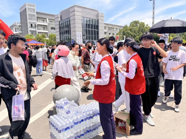6月7日，德上高速淮南處壽縣站暢淮青年服務(wù)志愿者吳瑞瑞、莊曉曉為考生提供飲水...JPG