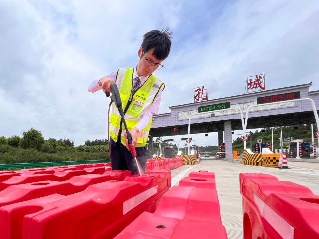 04 7月26日合安中心孔城收費(fèi)站工作人員對收費(fèi)廣場水馬進(jìn)行臺風(fēng)前加固。.jpg