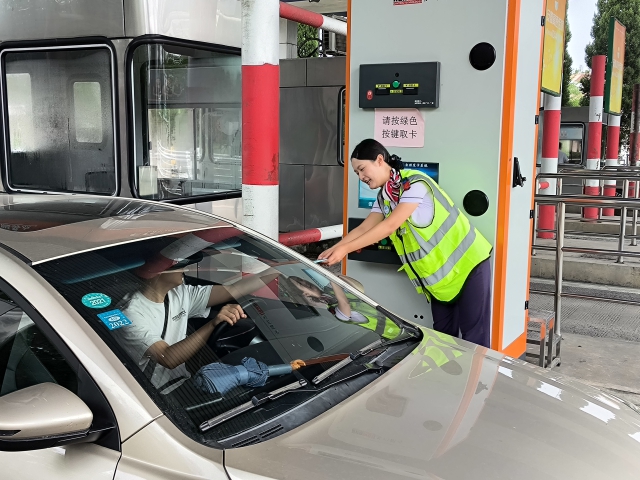 9月15日，中秋小長(zhǎng)假首日，雙廟收費(fèi)站入口車流激增，站內(nèi)組織人員積極做好道口保通保暢工作。.jpg