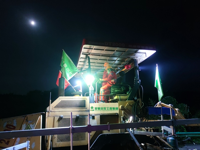 9 月 14 日，安徽交工集團(tuán)廣德至宣城段改擴(kuò)建工程07標(biāo)項(xiàng)目施工人員正在進(jìn)行路面銑刨攤鋪?zhàn)鳂I(yè)。.jpg