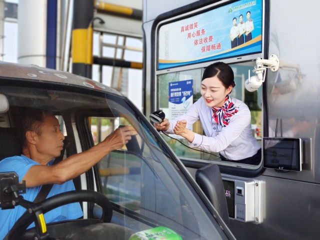 9月16日濟(jì)廣高速阜陽(yáng)處袁寨收費(fèi)站收費(fèi)員謝云正熱情服務(wù)過(guò)往司乘人員，用行動(dòng)踐行皖美服務(wù)1.jpg