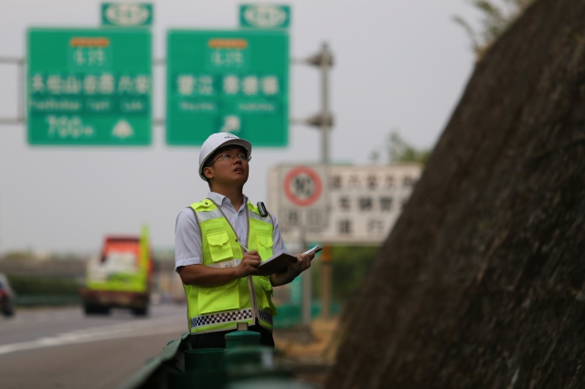 高界處太湖中心養(yǎng)護工程師對道路邊坡進行巡檢2.jpg