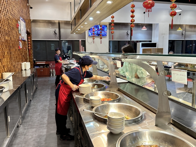 9月29日晚間，為保障國慶假期，豐樂服務(wù)區(qū)餐廳延長營業(yè)時間3.jpg